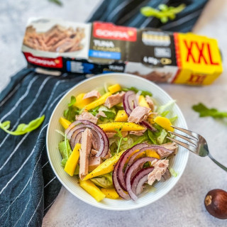 Salát s tuňákem, avokádem a mangem