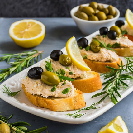 Kanapky s rybí pomazánkou a olivami