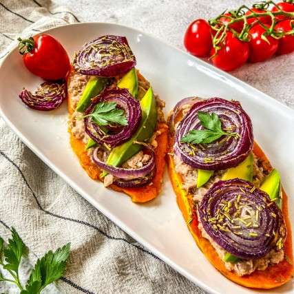 Batáty s avokádem a tuňákem