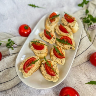 Hummus s olivami a tuňákem