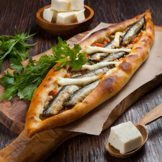 Pide s uzenými šproty